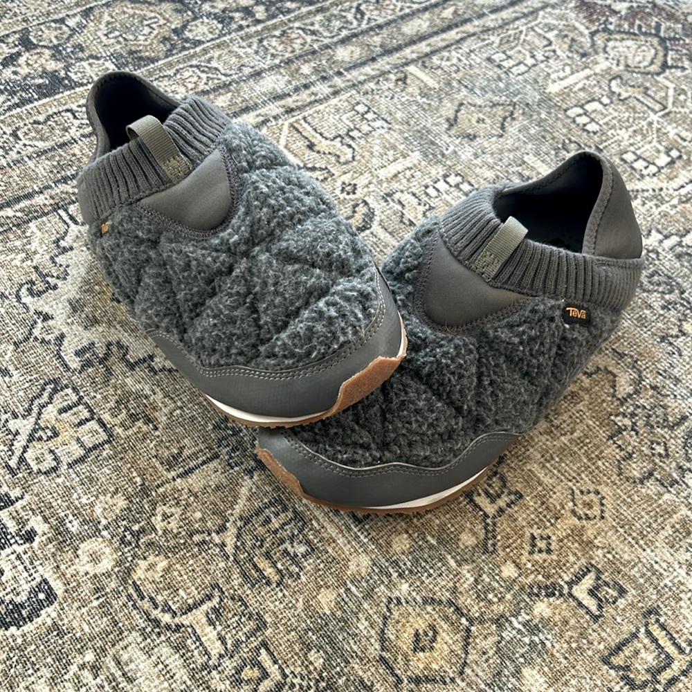 NEW!! TEVA ReEmber moc fleece slippers in grey. Size 11 EU42